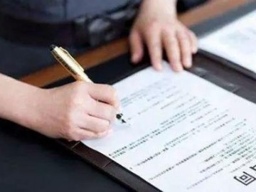 律师所免费咨询员工劳动合同到期不续签要给补偿吗